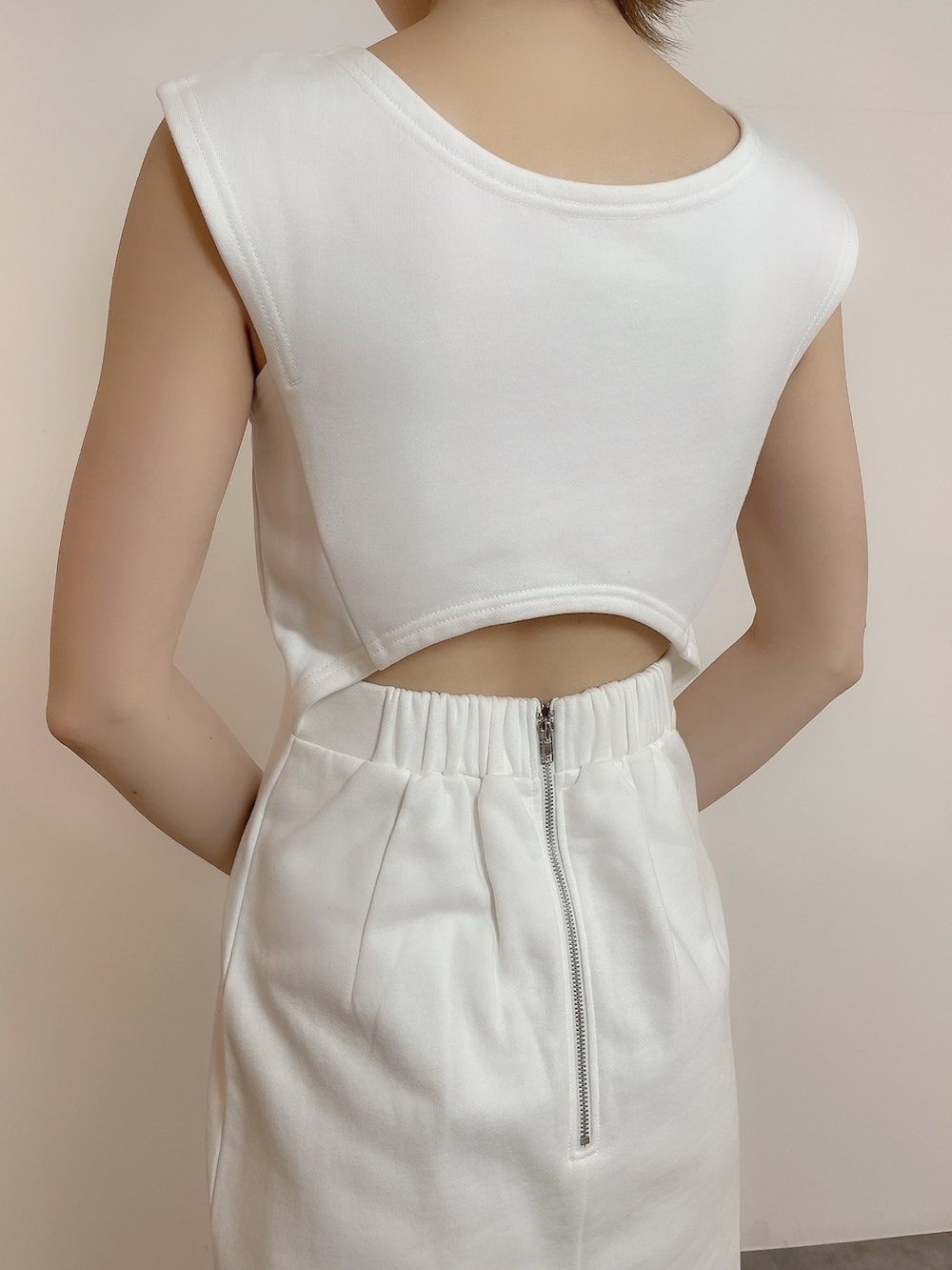 ホワイト系のワンピース、ホワイト系のサンダルを着用したレディースの春コーディネートの6枚目の写真