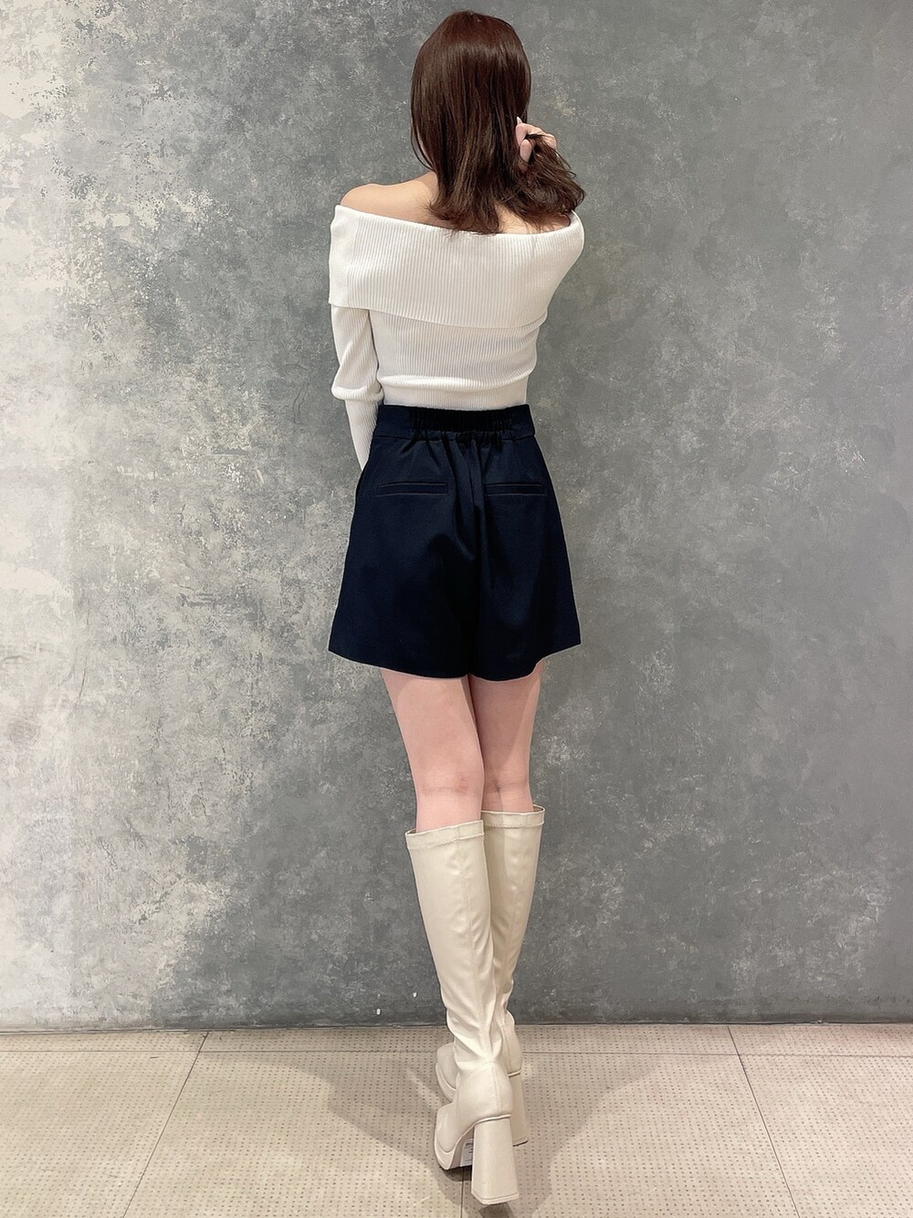 ブルー系のテーラードジャケット、ブルー系のその他パンツ、ホワイト系のニット/セーターを着用したレディースの冬コーディネートの5枚目の写真
