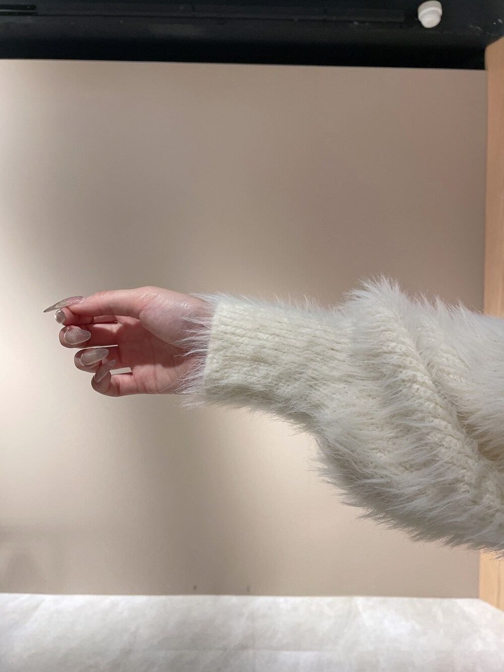 ホワイト系のワンピース、ブラック系のブーツを着用したレディースの秋コーディネートの8枚目の写真