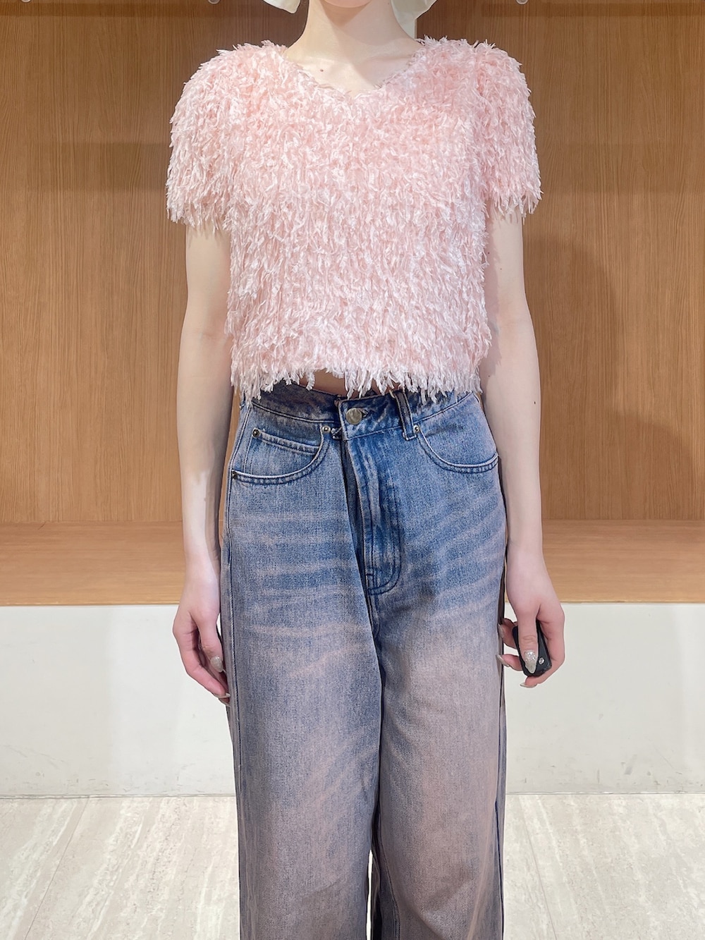 ピンク系のTシャツ/カットソー、ピンク系のデニムパンツ、ホワイト系のサンダルを着用したレディースの春コーディネートの5枚目の写真