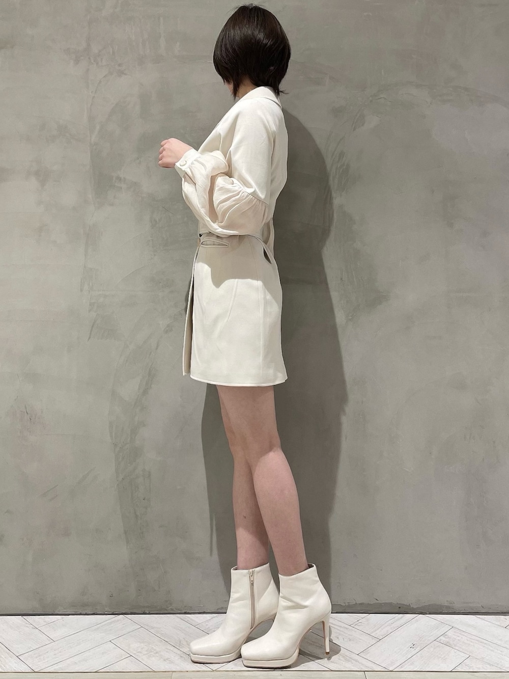 ホワイト系のブーツ、ホワイト系のワンピースを着用したレディースの冬コーディネートの3枚目の写真