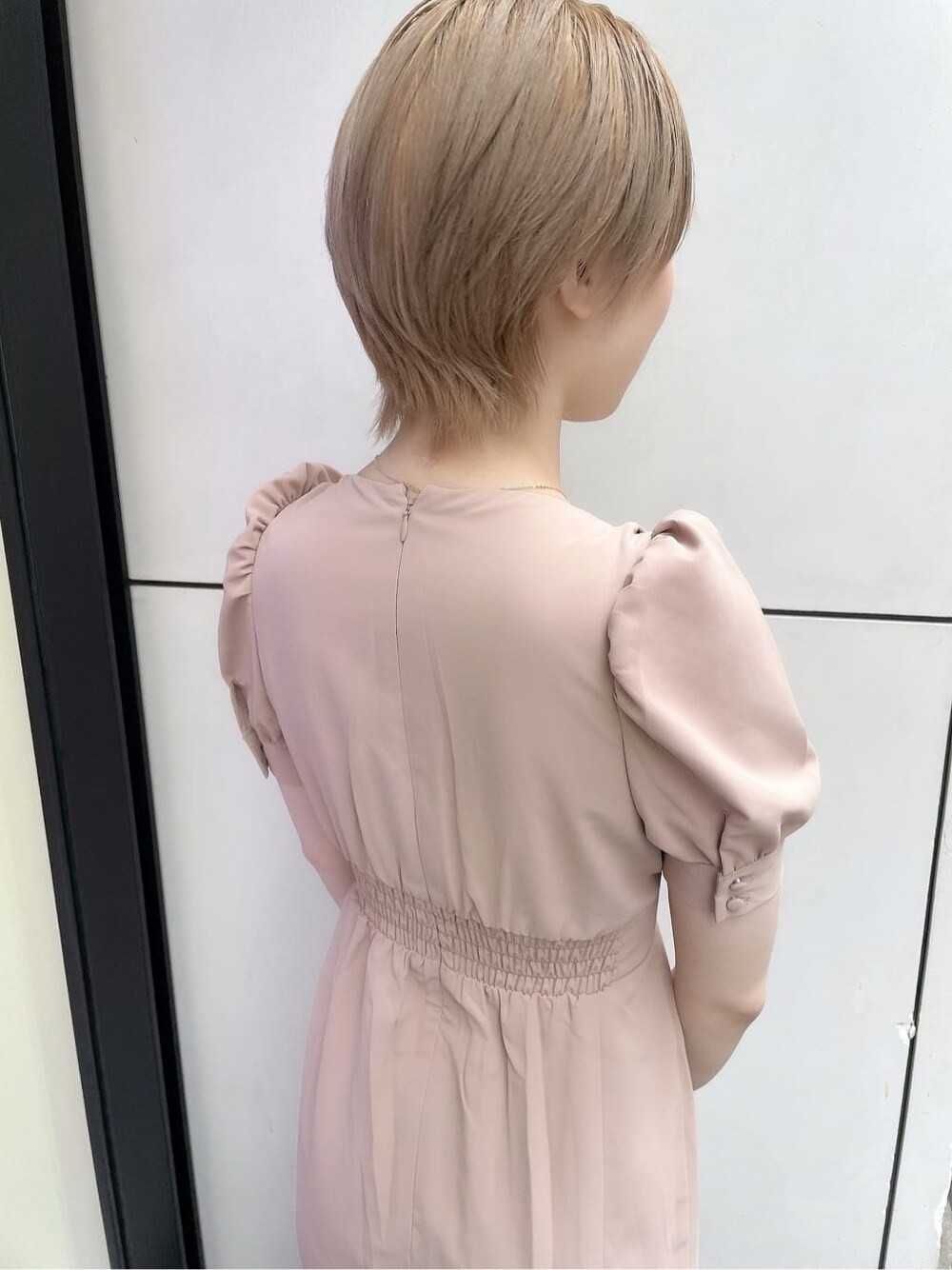 ホワイト系のパンプス、ブラウン系のショルダーバッグ、ピンク系のワンピースを着用したレディースの夏コーディネートの7枚目の写真