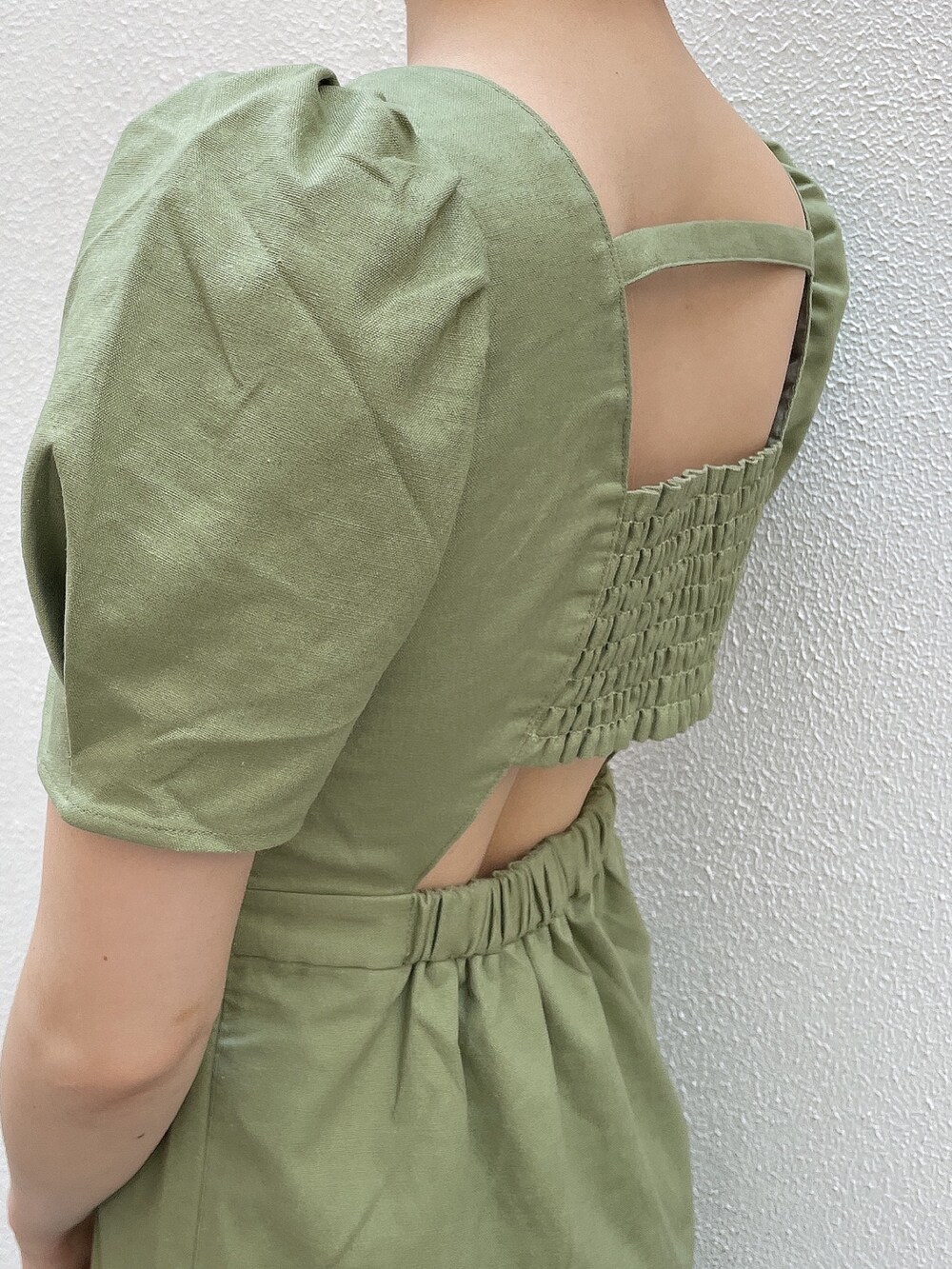 グリーン系のワンピース、ホワイト系のハンドバッグ、ホワイト系のサンダルを着用したレディースの夏コーディネートの5枚目の写真