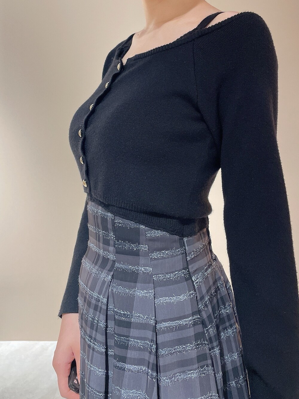 ブラック系のブーツ、ブラック系のワンピースを着用したレディースの秋コーディネートの5枚目の写真