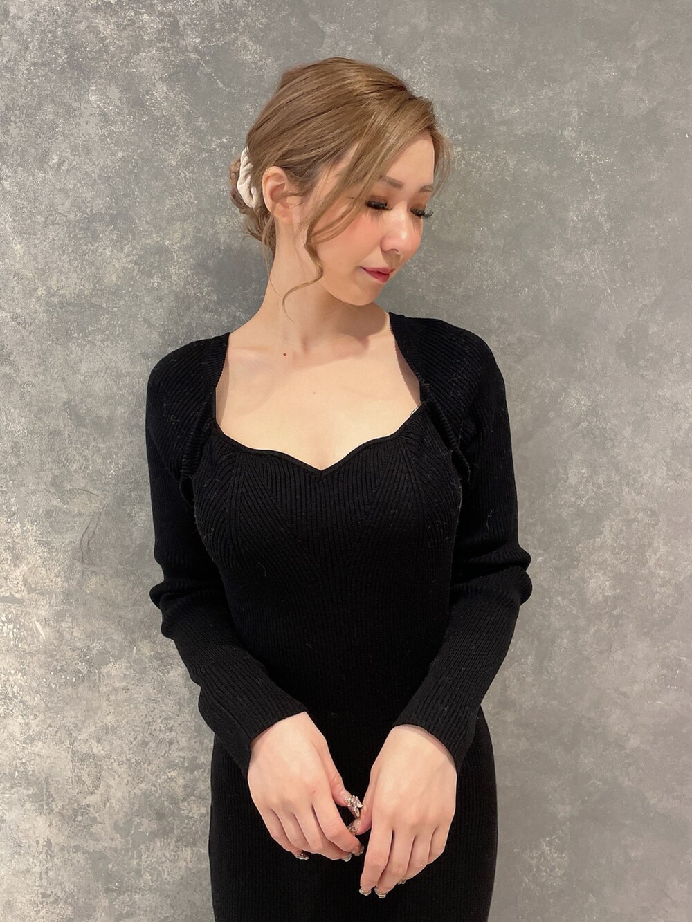 ベージュ系のブルゾン、ブラック系のワンピース、ブラック系のブーツを着用したレディースの秋コーディネートの8枚目の写真