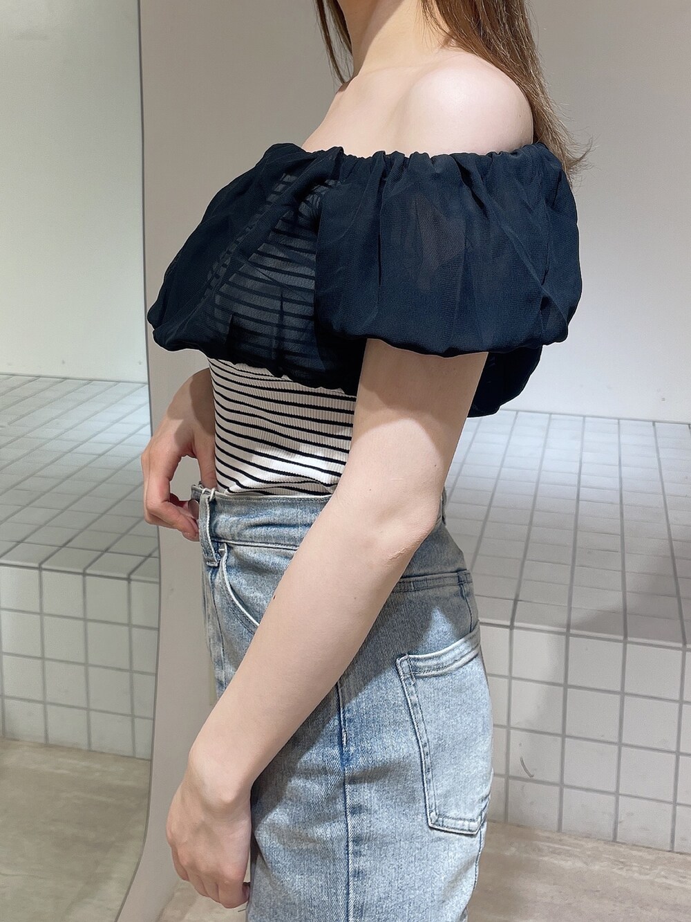 その他のTシャツ/カットソー、ブルー系のデニムパンツ、レッド系のサンダルを着用したレディースの夏コーディネートの6枚目の写真