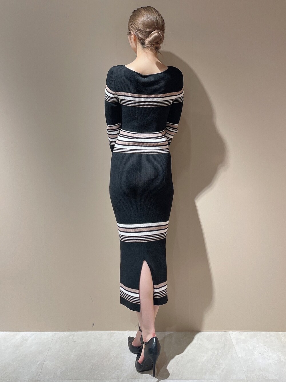 ブラック系のライダースジャケット、その他のワンピース、ブラック系のハンドバッグを着用したレディースの秋コーディネートの7枚目の写真