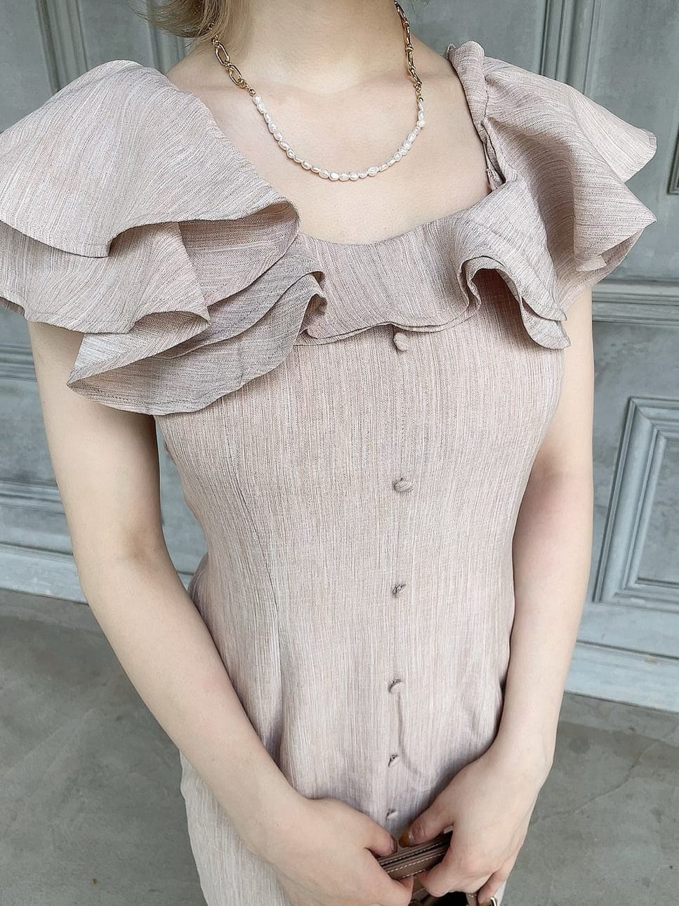 ホワイト系のサンダル、ブラウン系のショルダーバッグ、オレンジ系のワンピースを着用したレディースの春コーディネートの8枚目の写真