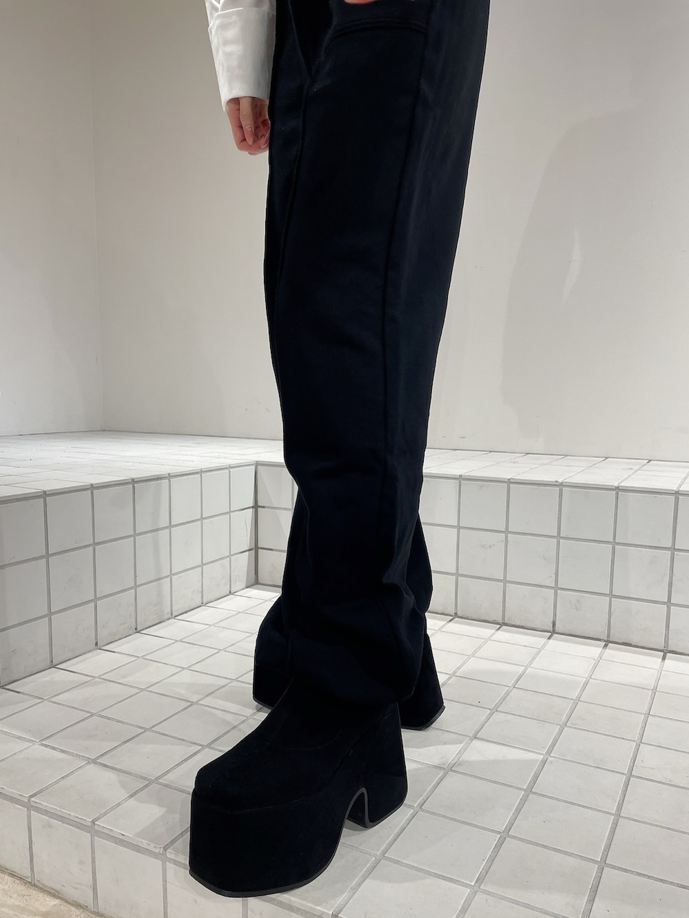 ブラック系のシャツ/ブラウス、ブラック系のスウェットパンツ、ブラック系のブーツを着用したレディースの秋コーディネートの6枚目の写真