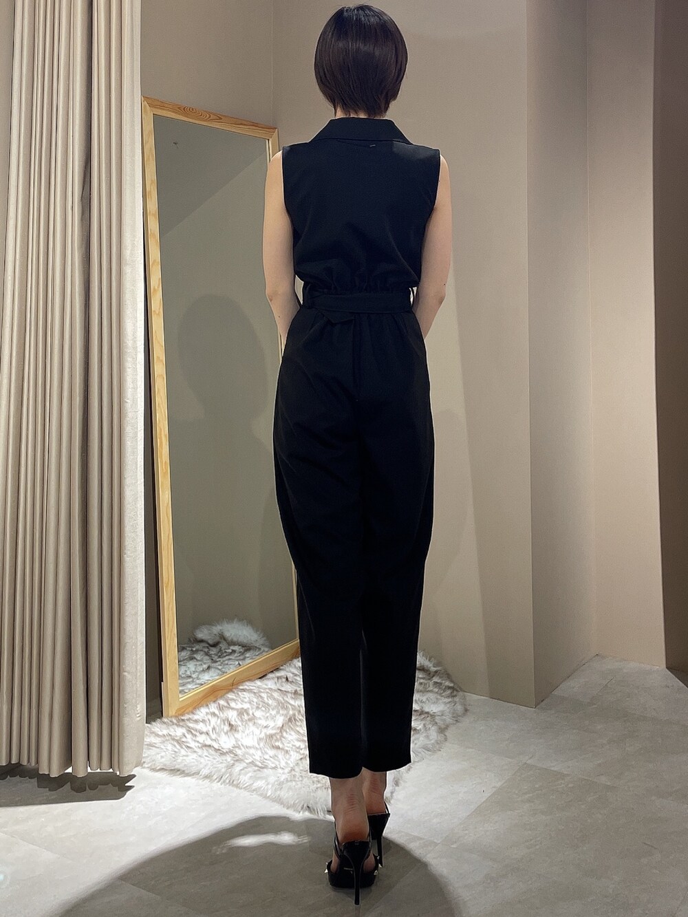 ブラック系のつなぎ/オールインワン、ブラック系のパンプスを着用したレディースの春コーディネートの4枚目の写真