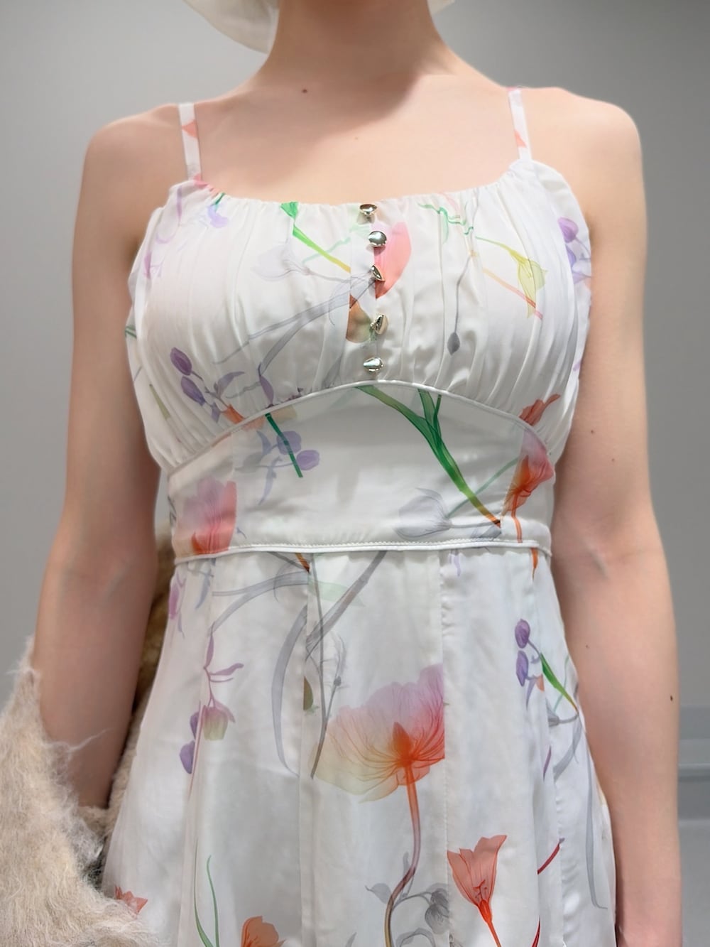 ベージュ系のカーディガン/ボレロ、ホワイト系のワンピース、ホワイト系のパンプスを着用したレディースの冬コーディネートの7枚目の写真