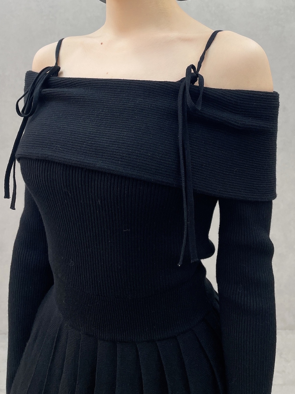 ブラック系のサンダル、ブラック系のワンピース、ブラック系のバレッタ/ヘアクリップを着用したレディースの春コーディネートの7枚目の写真