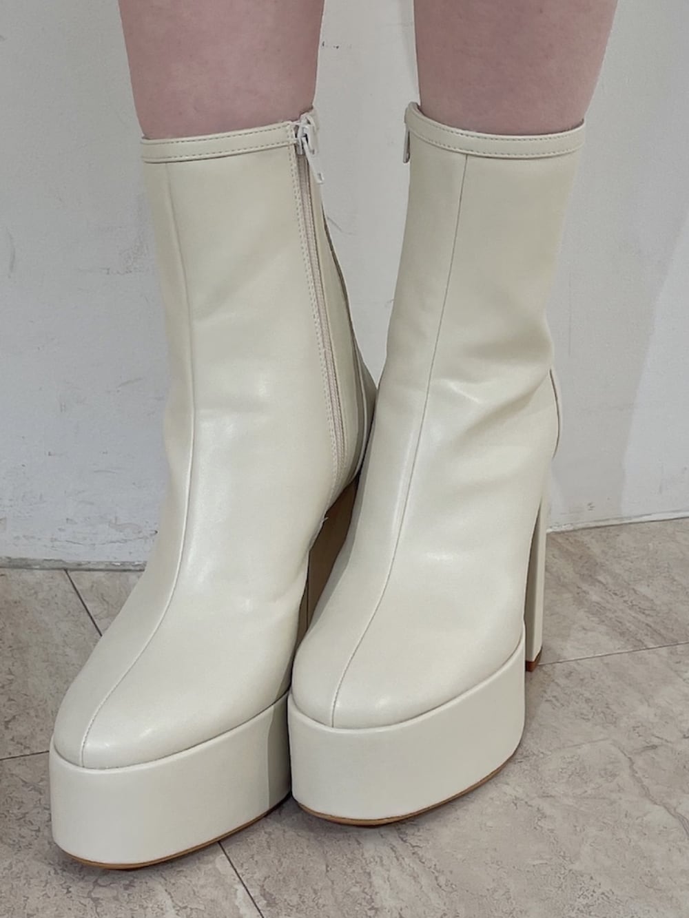 ホワイト系のブーツ、ホワイト系のシャツ/ブラウス、ホワイト系のスカートを着用したレディースの冬コーディネートの8枚目の写真