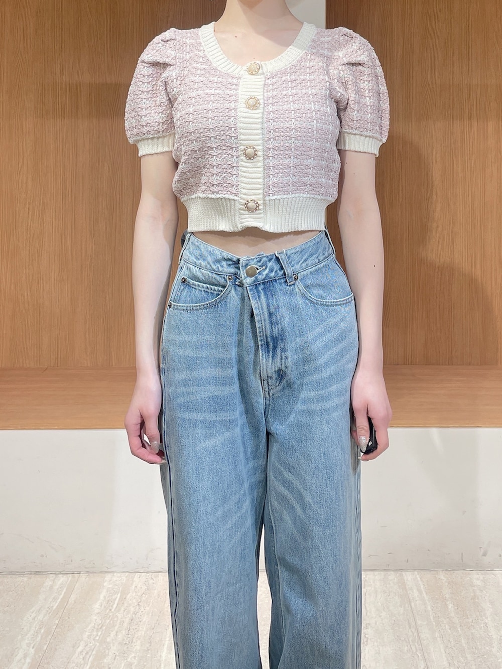 ピンク系のニット/セーター、ブルー系のデニムパンツ、ホワイト系のサンダルを着用したレディースの春コーディネートの5枚目の写真