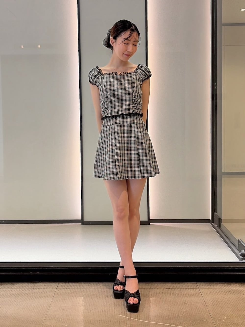 ブラック系のシャツ/ブラウス、ブラック系のスカート、ブラック系のサンダルを着用したレディースの夏コーディネートの3枚目の写真