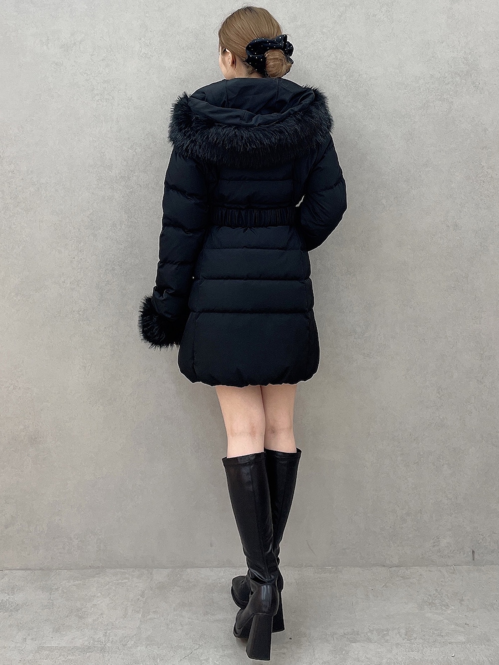 ブラック系のダウンジャケット/コート、ブラック系のニット/セーター、ブラック系のスカートを着用したレディースの夏コーディネートの4枚目の写真