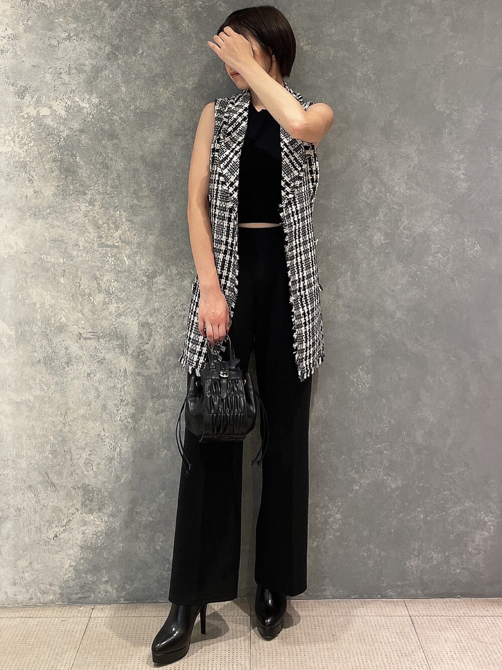 ブラック系のハンドバッグ、ブラック系のその他パンツ、ブラック系のワンピースを着用したレディースの夏コーディネートの2枚目の写真