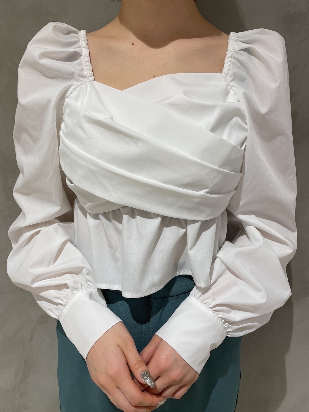 ホワイト系のパンプス、ブルー系のその他パンツ、ホワイト系のシャツ/ブラウスを着用したレディースの冬コーディネートの4枚目の写真