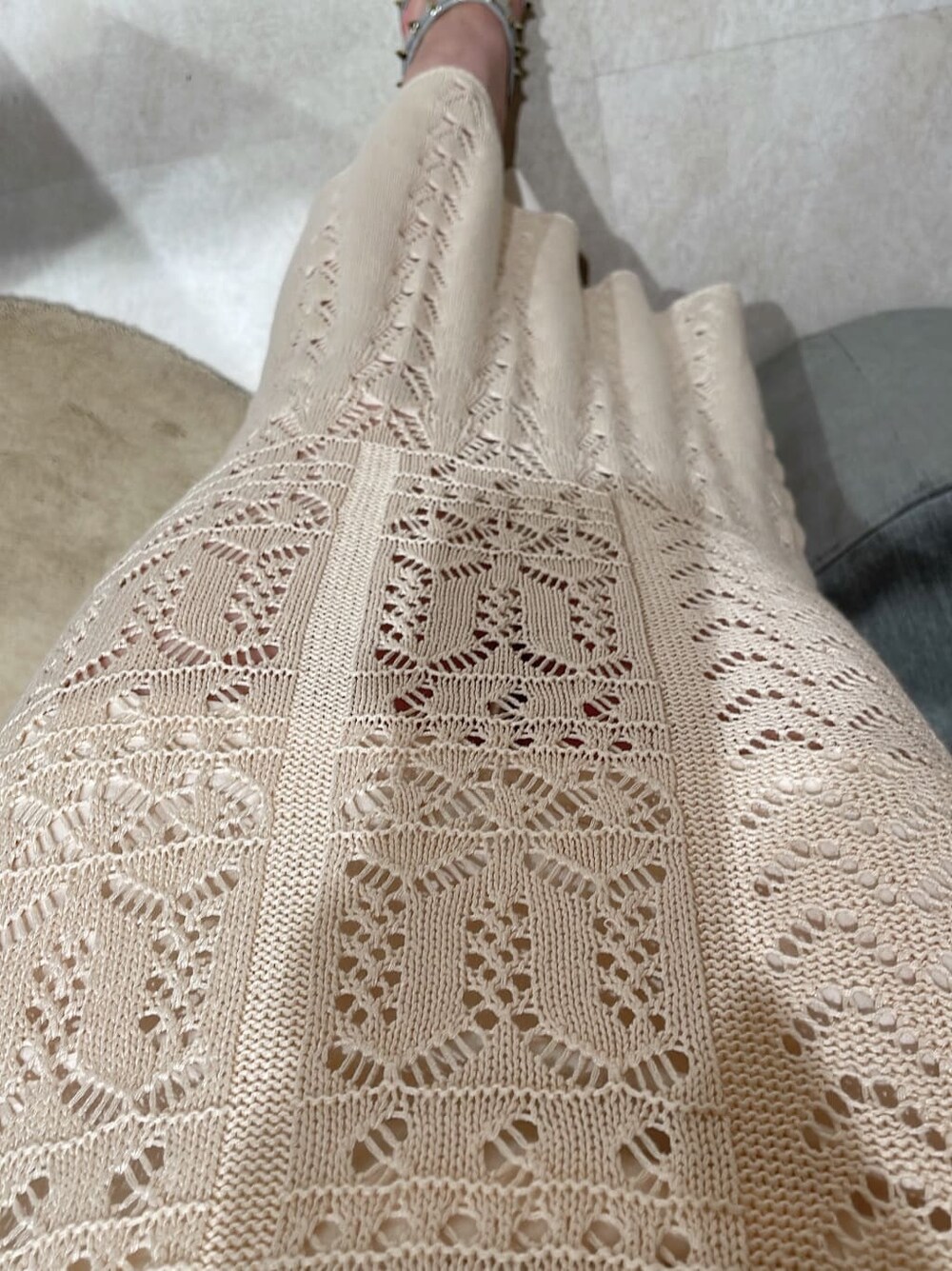 ホワイト系のワンピース、ホワイト系のパンプスを着用したレディースの夏コーディネートの3枚目の写真