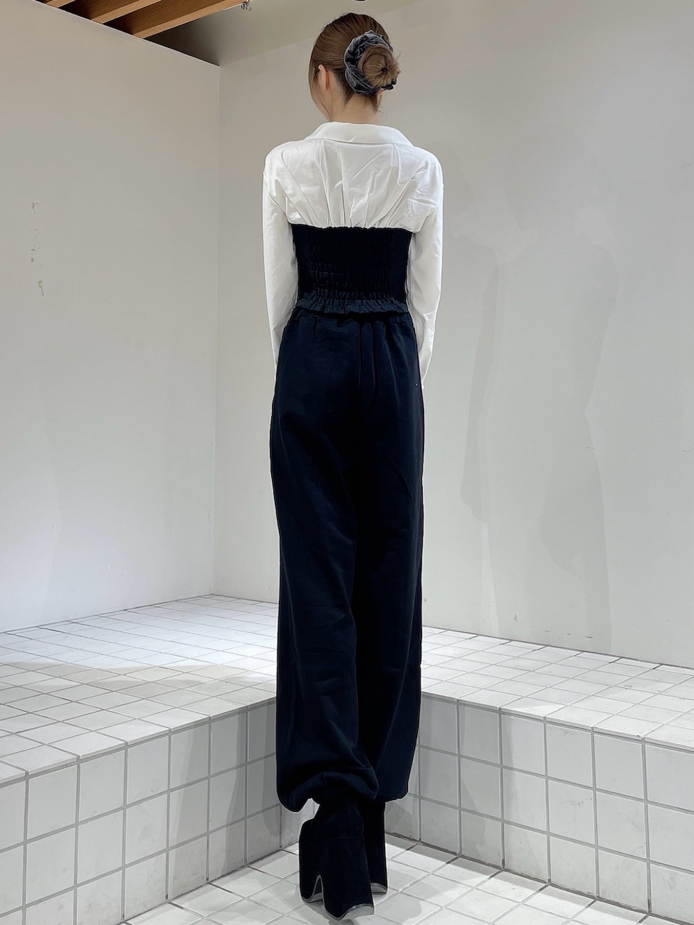 ブラック系のシャツ/ブラウス、ブラック系のスウェットパンツ、ブラック系のブーツを着用したレディースの秋コーディネートの3枚目の写真