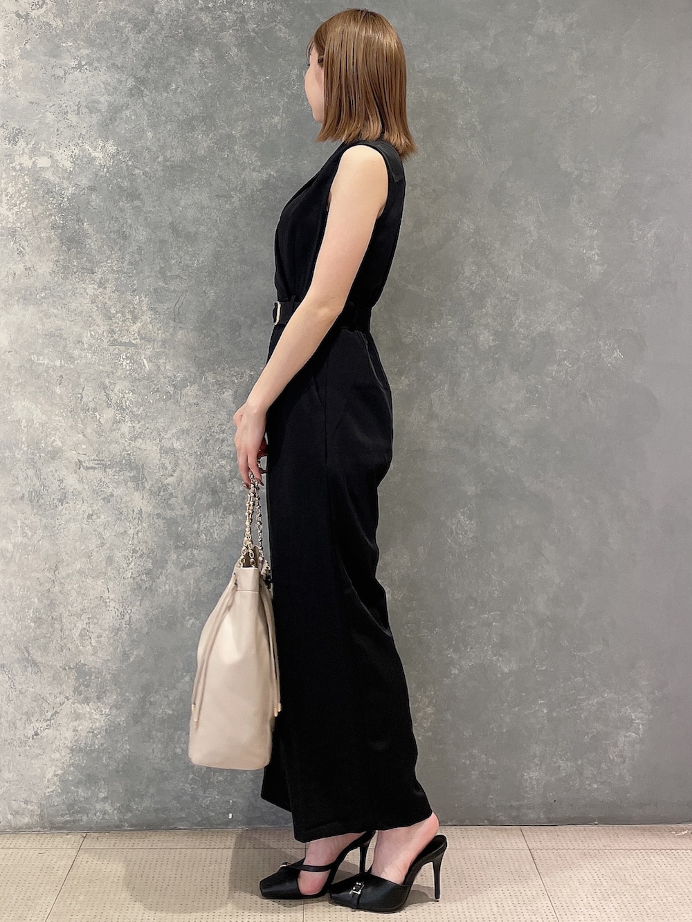 ブラック系のつなぎ/オールインワン、ベージュ系のトートバッグ、ブラック系のスリッポンを着用したレディースの夏コーディネートの3枚目の写真