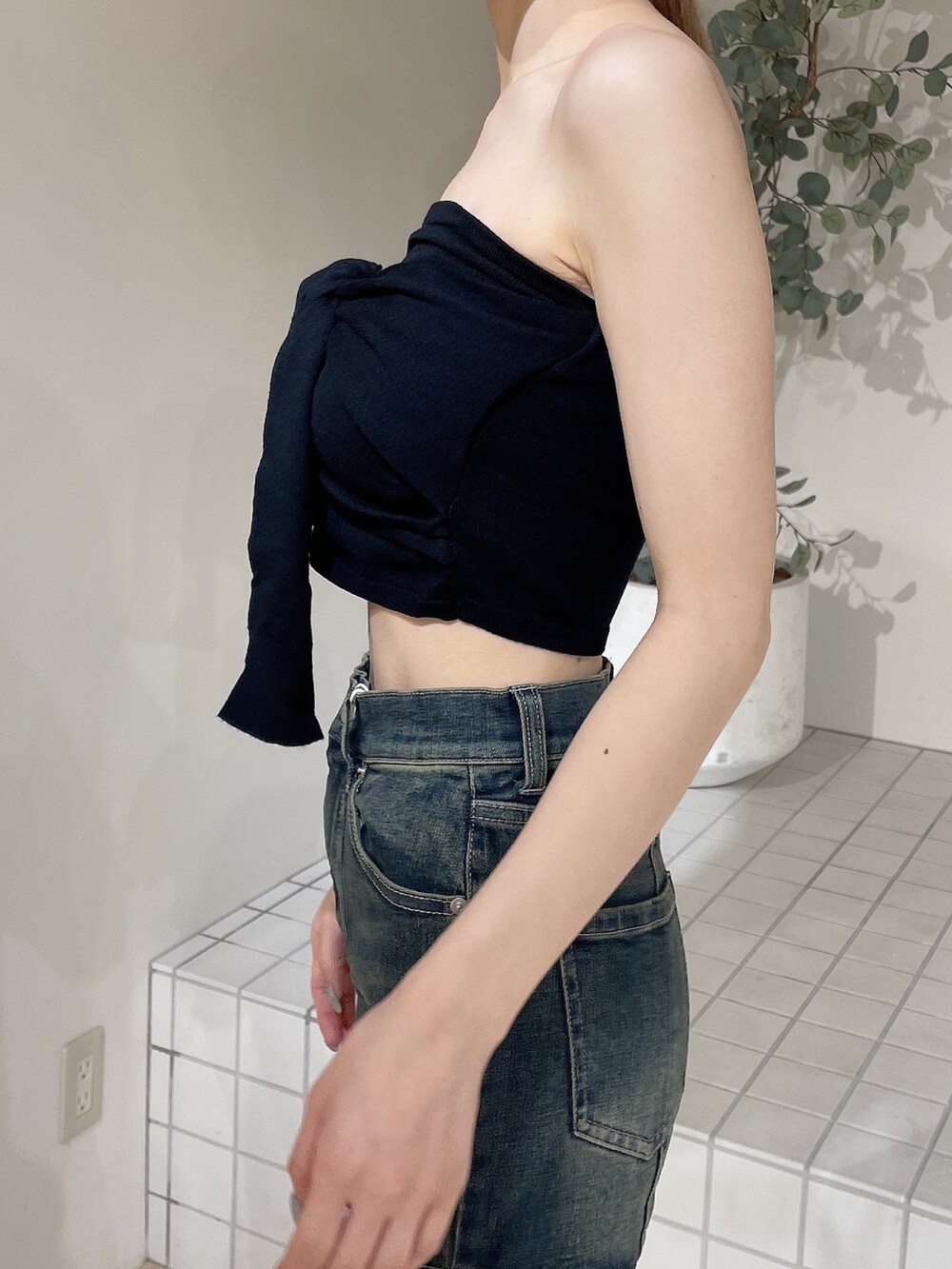 ブラック系のキャミソール、ブルー系のデニムパンツ、ブラック系のサンダルを着用したレディースの夏コーディネートの6枚目の写真