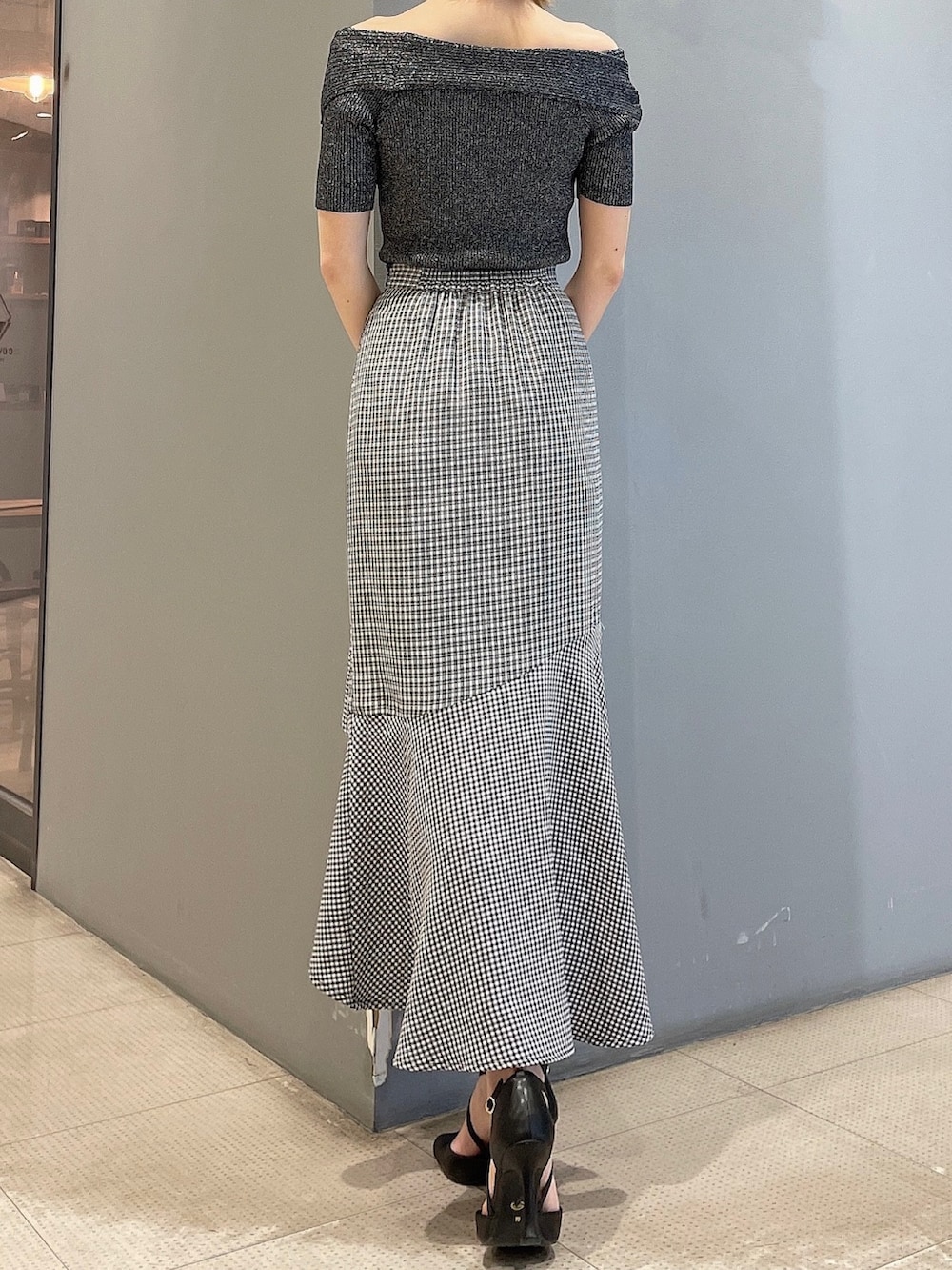 ブラック系のニット/セーター、ブラック系のライダースジャケット、その他のスカートを着用したレディースの春コーディネートの6枚目の写真