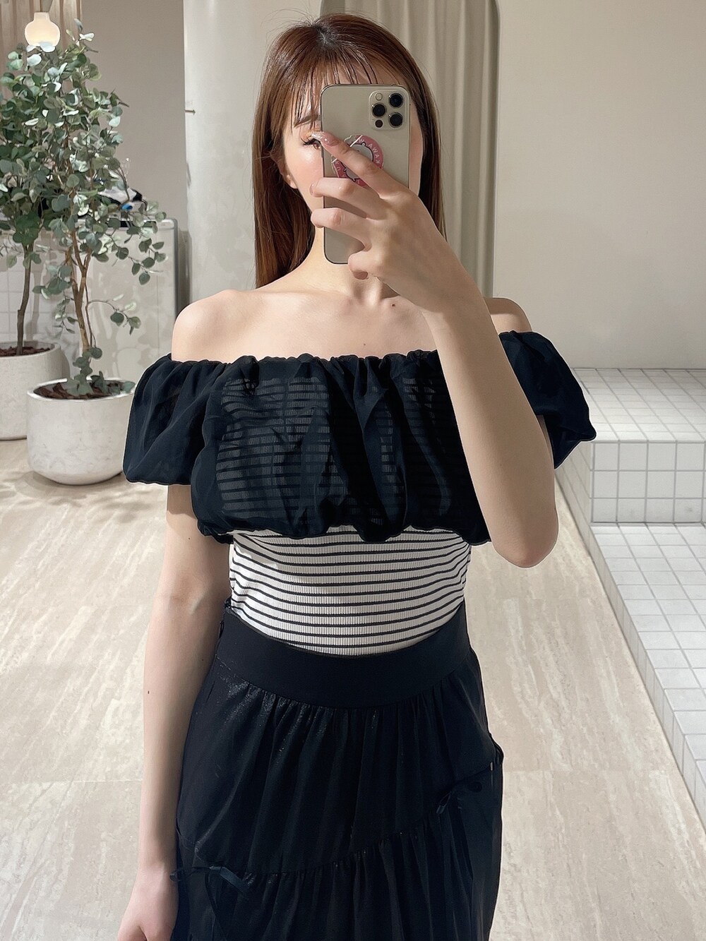 その他のTシャツ/カットソー、ブラック系のスカート、ブラック系のパンプスを着用したレディースの夏コーディネートの7枚目の写真