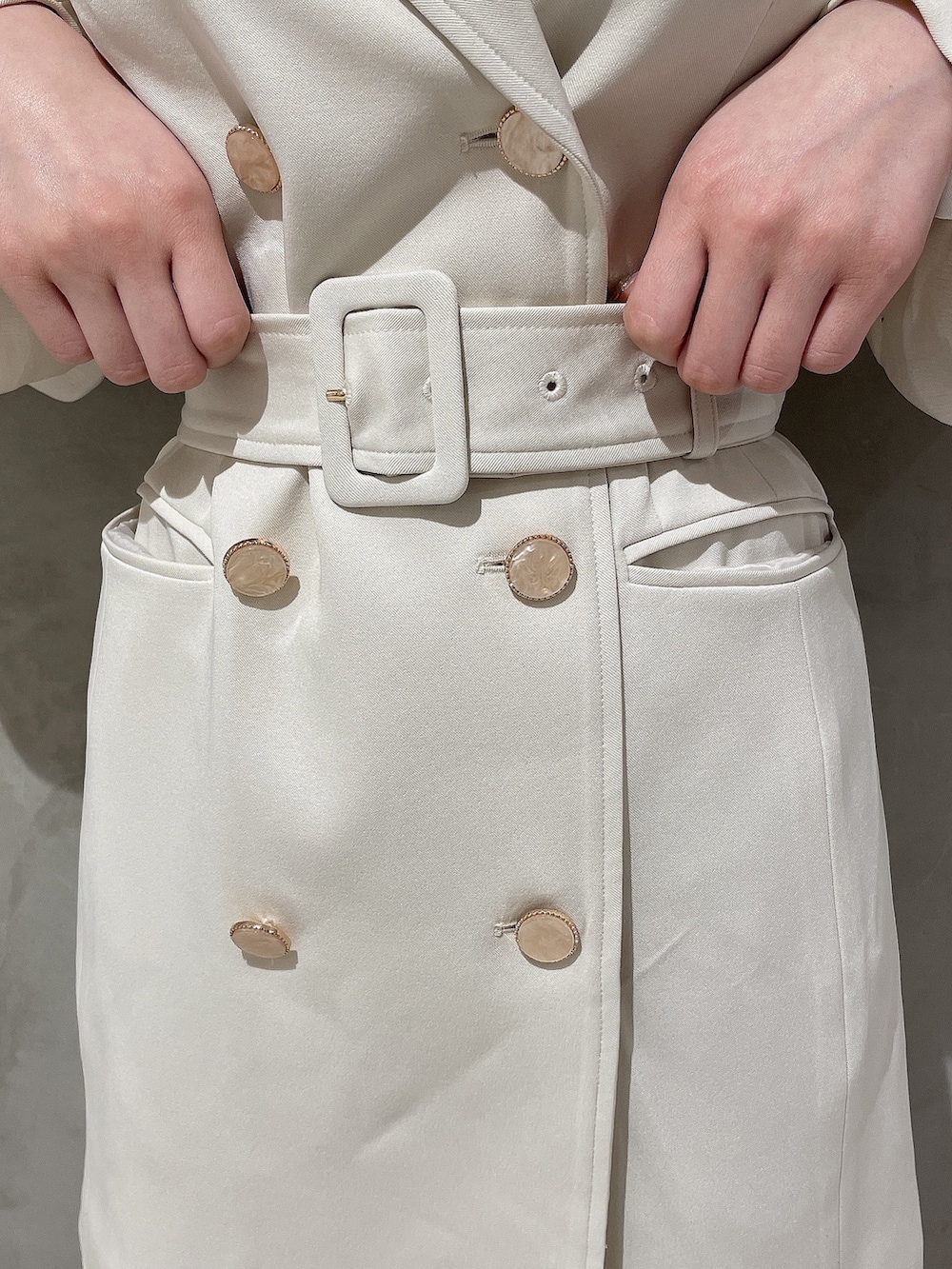 ホワイト系のブーツ、ホワイト系のワンピースを着用したレディースの冬コーディネートの7枚目の写真