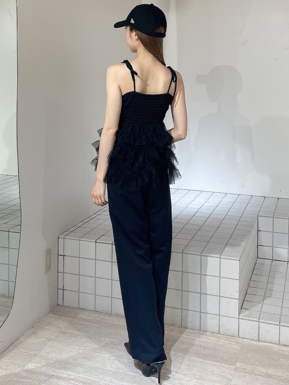 ブラック系のキャミソール、ブラック系のその他パンツ、ブラック系のパンプスを着用したレディースの夏コーディネートの4枚目の写真