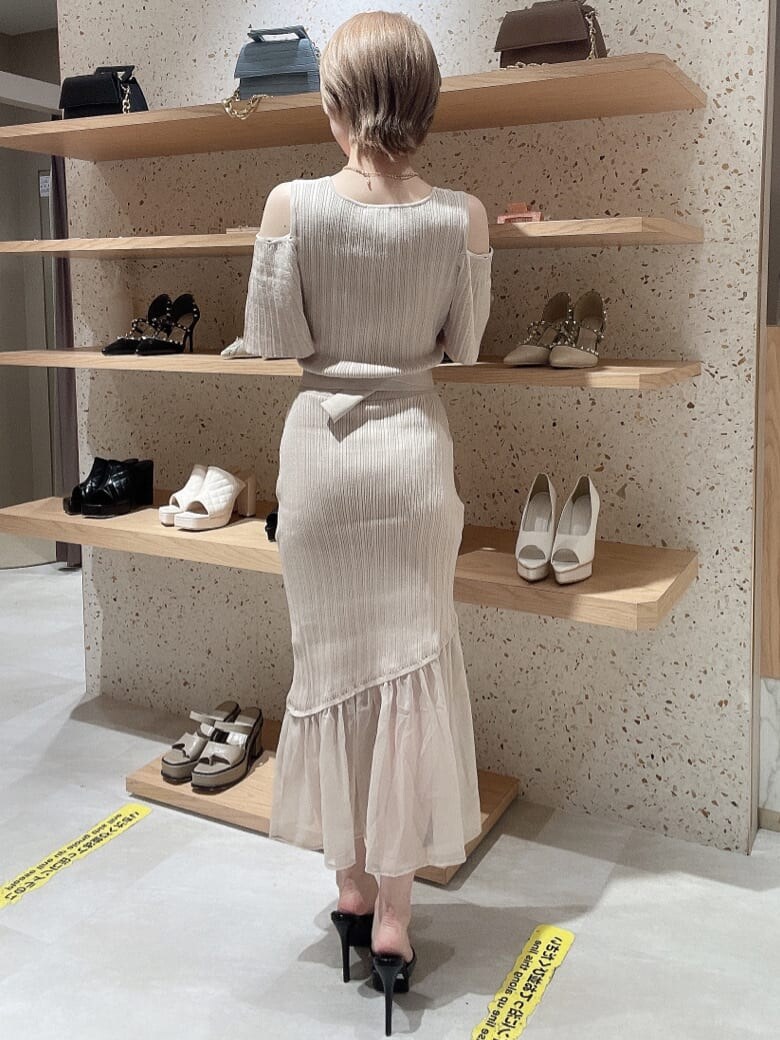 ブラック系のサンダル、ホワイト系のワンピース、ゴールド系のネックレスを着用したレディースの夏コーディネートの2枚目の写真