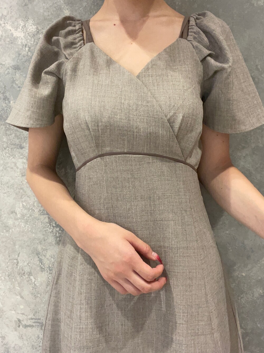 ブラック系のサンダル、ブラウン系のワンピースを着用したレディースの夏コーディネートの9枚目の写真