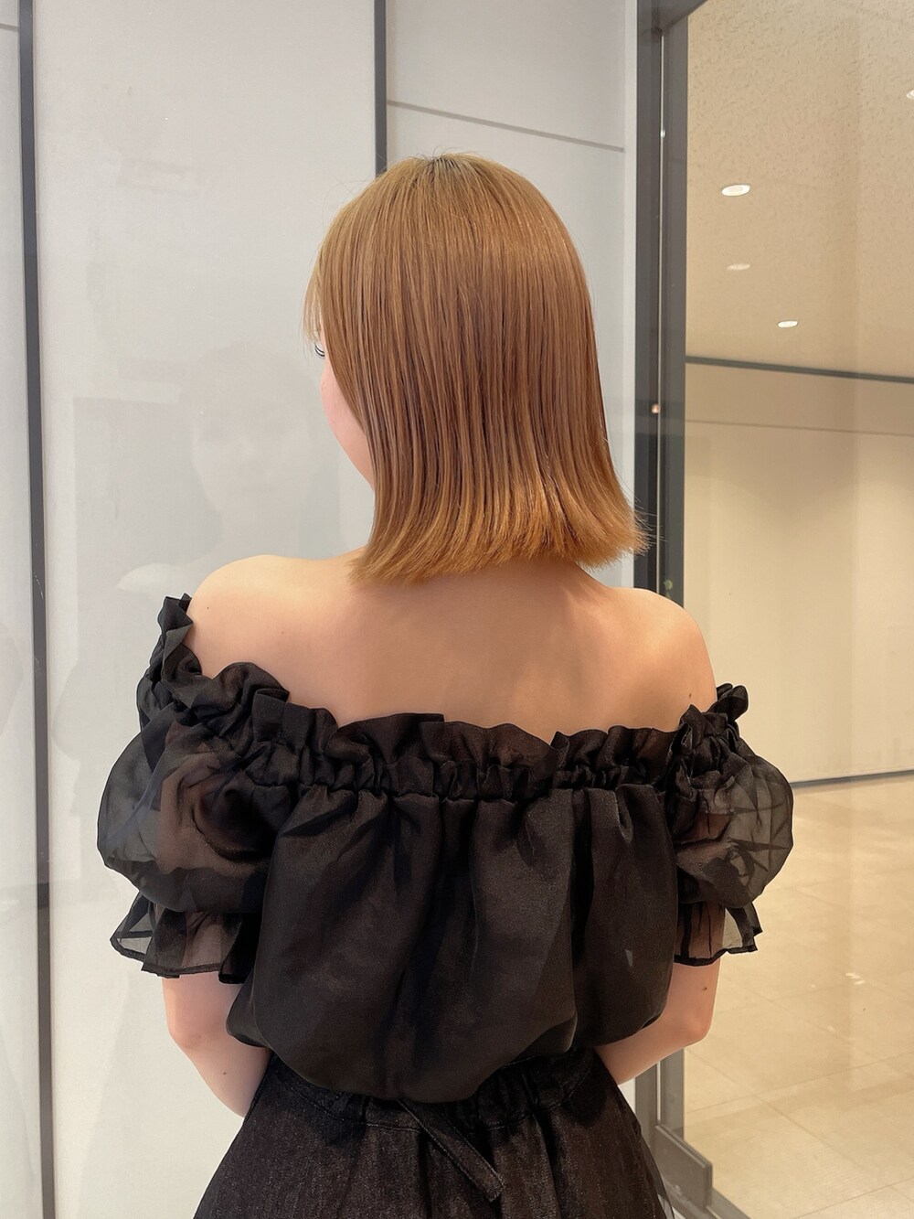 ブラック系のシャツ/ブラウス、ブラック系のデニムスカート、ブラック系のブーツを着用したレディースの夏コーディネートの6枚目の写真