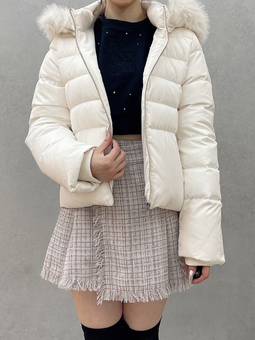 ホワイト系のダウンジャケット/コート、パープル系のスカート、ブラック系のブーツを着用したレディースの秋コーディネートの8枚目の写真