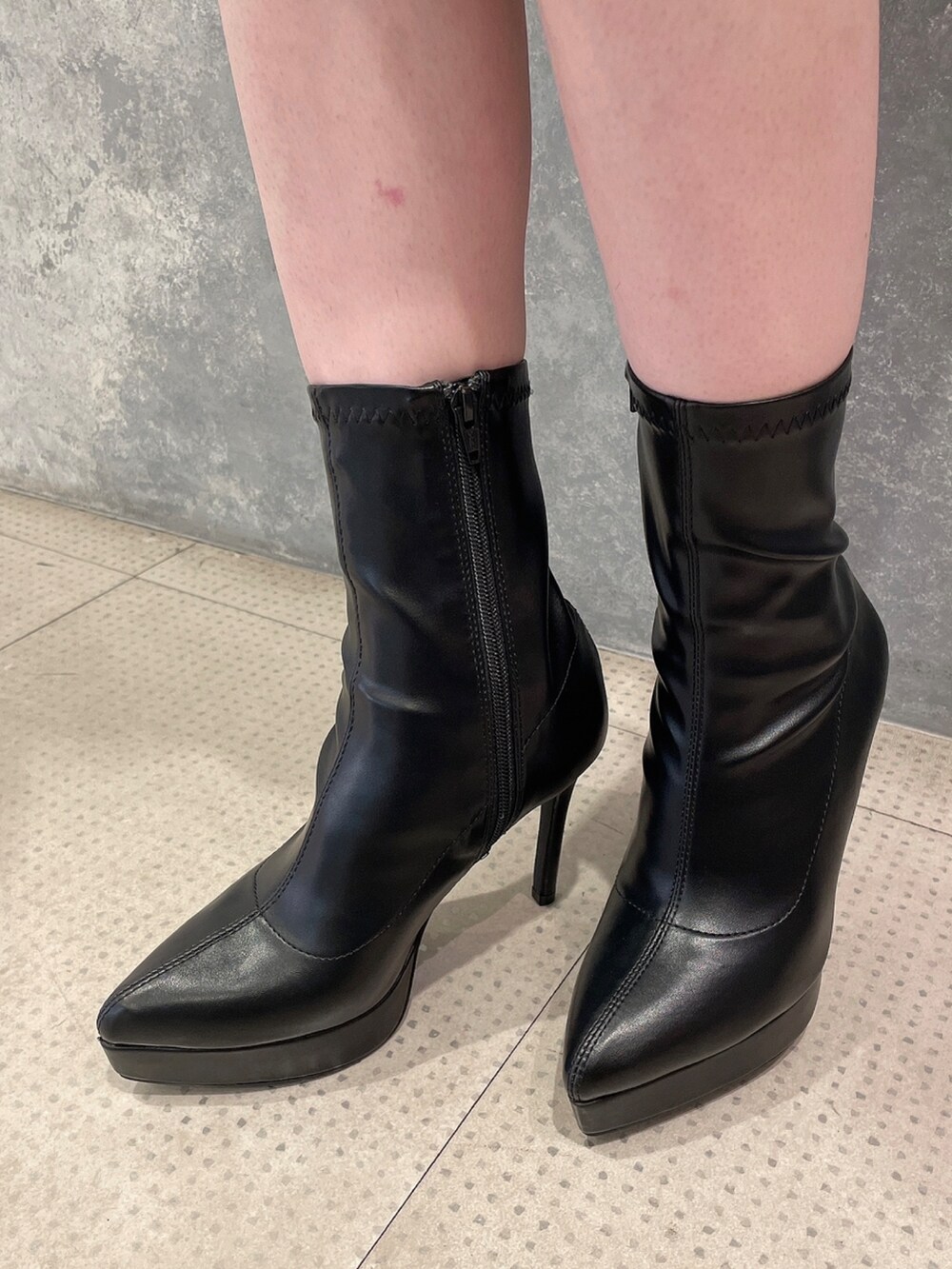 グレー系のニット/セーター、ブラック系のその他パンツ、ブラック系のブーツを着用したレディースの秋コーディネートの10枚目の写真