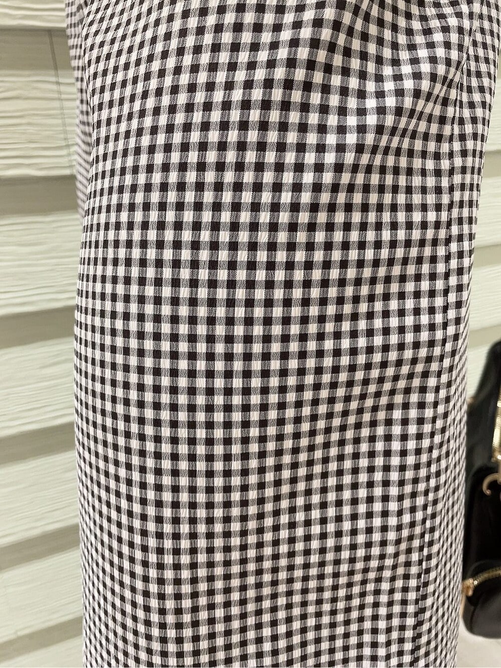 その他のつなぎ/オールインワン、ブラック系のサンダル、ゴールド系のネックレスを着用したレディースの春コーディネートの8枚目の写真