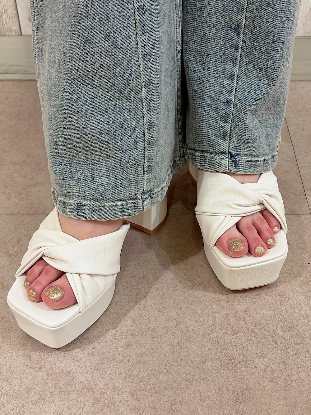 ベージュ系のハンドバッグ、その他のシャツ/ブラウス、ホワイト系のデニムパンツを着用したレディースの夏コーディネートの7枚目の写真