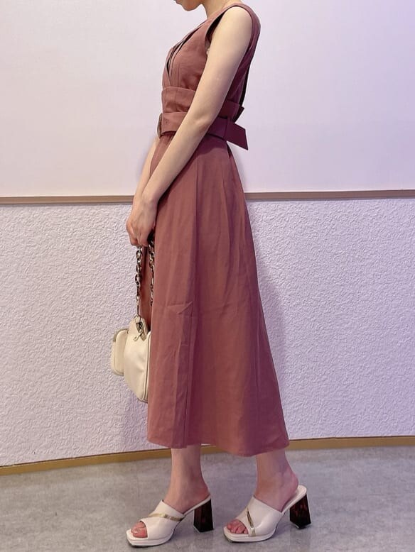 ホワイト系のサンダル、その他のショルダーバッグ、ピンク系のワンピースを着用したレディースの夏コーディネートの3枚目の写真