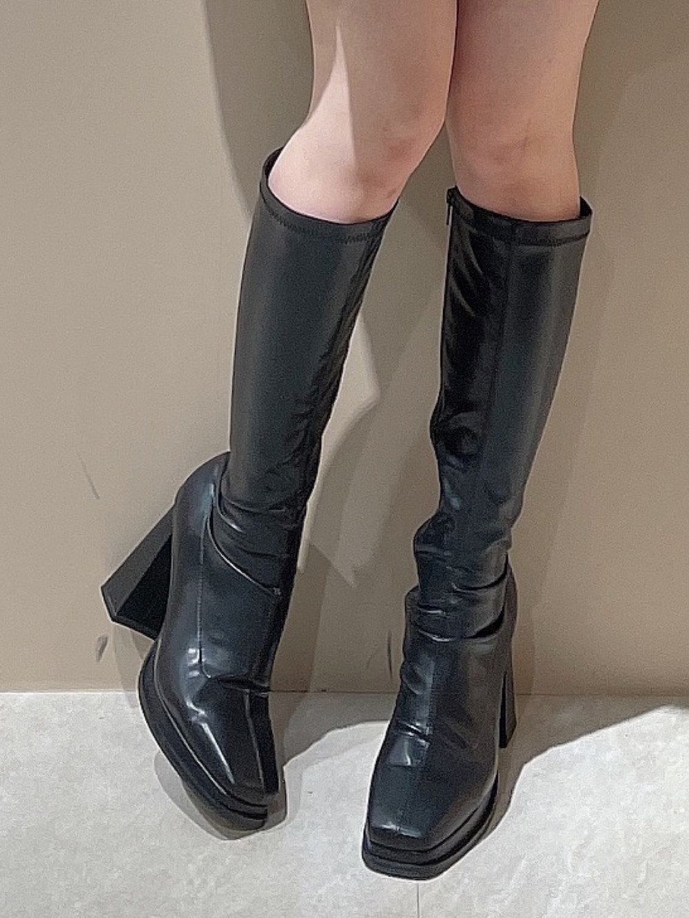 ホワイト系のワンピース、ブラック系のブーツを着用したレディースの秋コーディネートの10枚目の写真