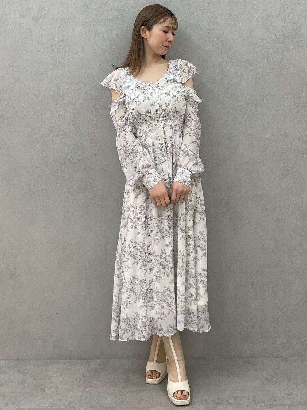 ホワイト系のシャツワンピース、ホワイト系のブーツを着用したレディースの春コーディネートの2枚目の写真