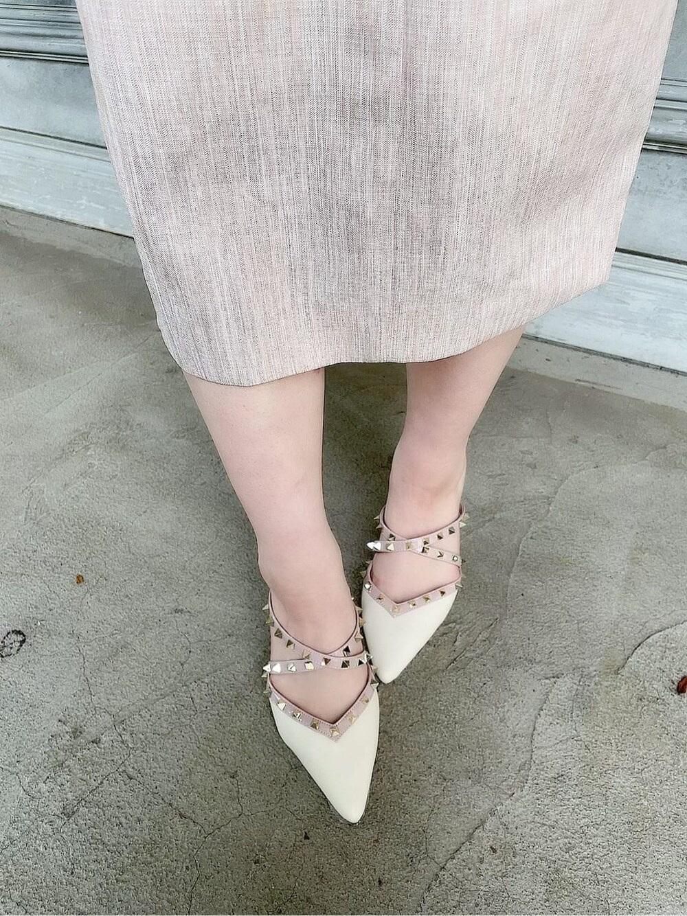 ホワイト系のサンダル、ブラウン系のショルダーバッグ、オレンジ系のワンピースを着用したレディースの春コーディネートの10枚目の写真