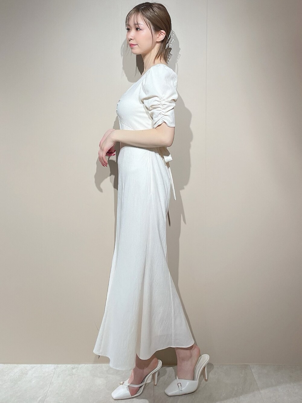 ホワイト系のワンピースを着用したレディースの春コーディネートの5枚目の写真