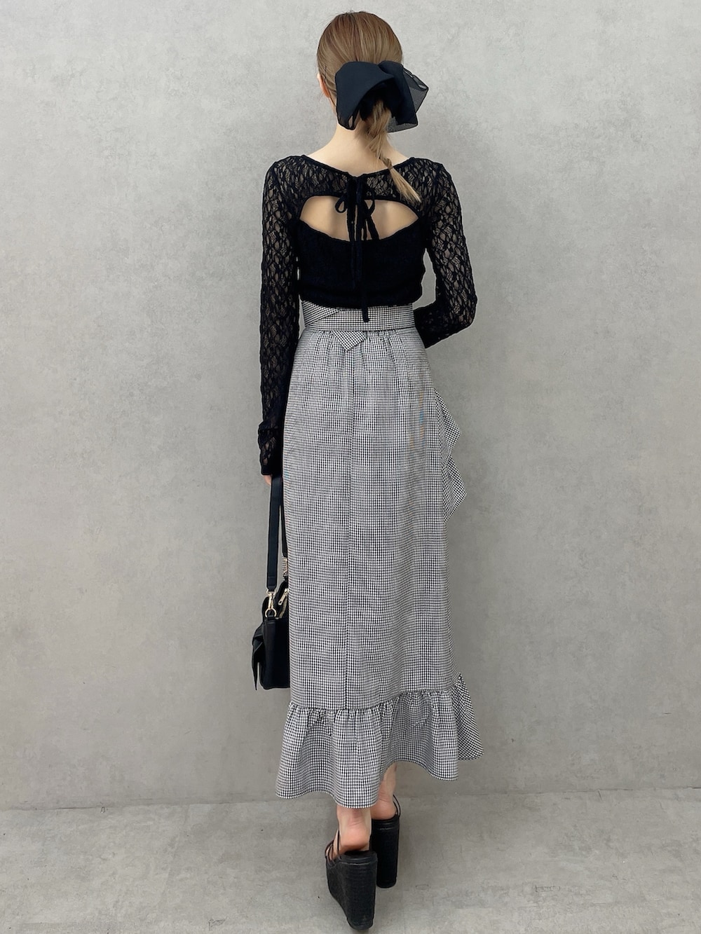 ブラック系のTシャツ/カットソー、その他のスカート、ブラック系のハンドバッグを着用したレディースの春コーディネートの3枚目の写真