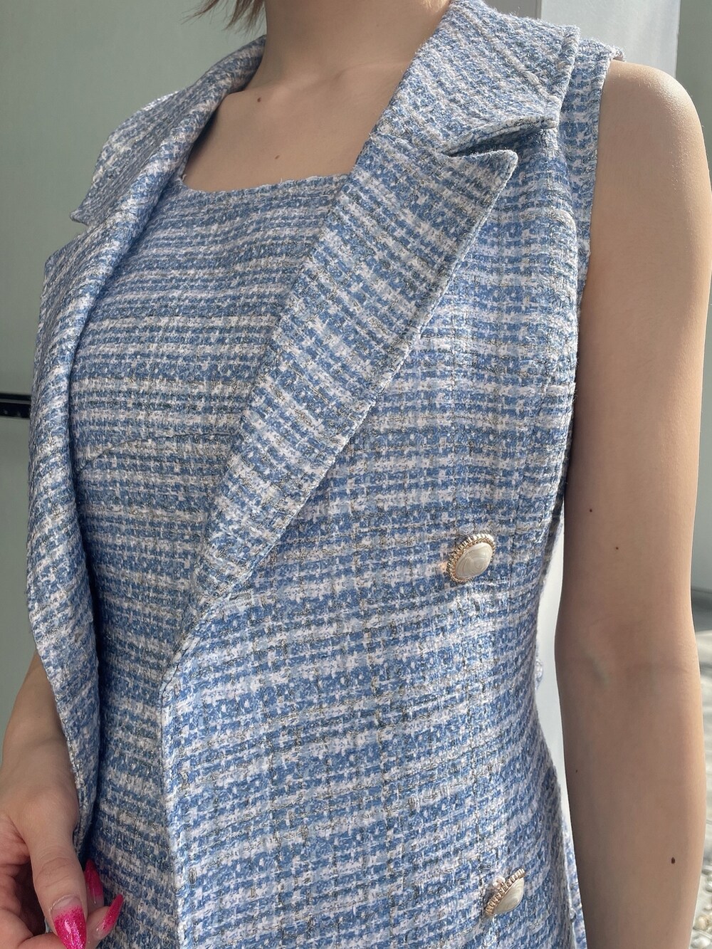 ホワイト系のハンドバッグ、ブルー系のワンピース、ブルー系のワンピースを着用したレディースの春コーディネートの8枚目の写真