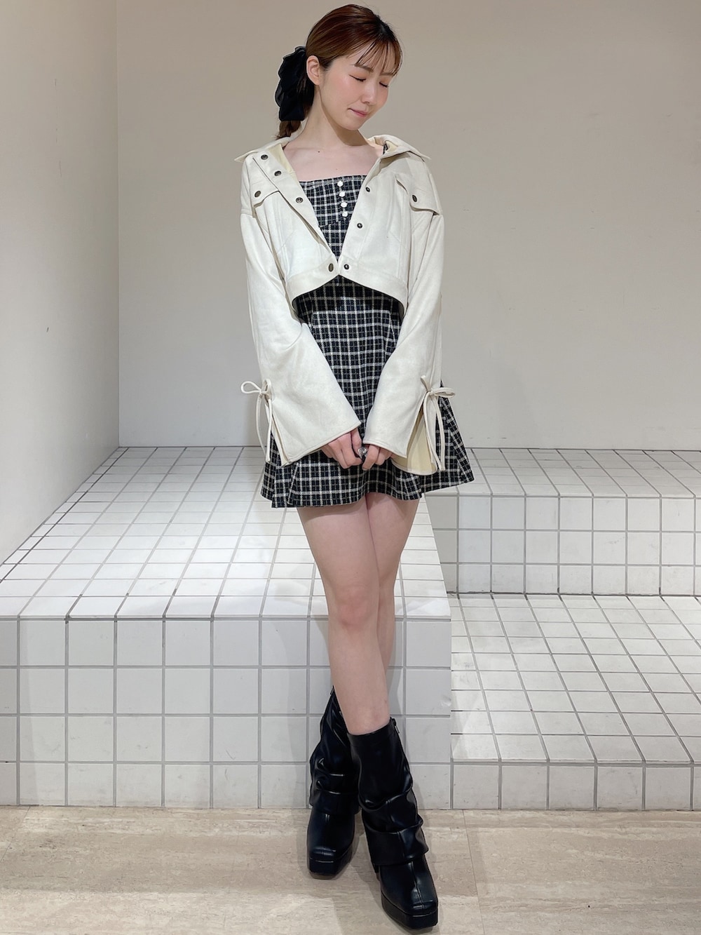 その他のワンピース、ブラック系のブーツ、ホワイト系のブルゾンを着用したレディースの春コーディネートの5枚目の写真