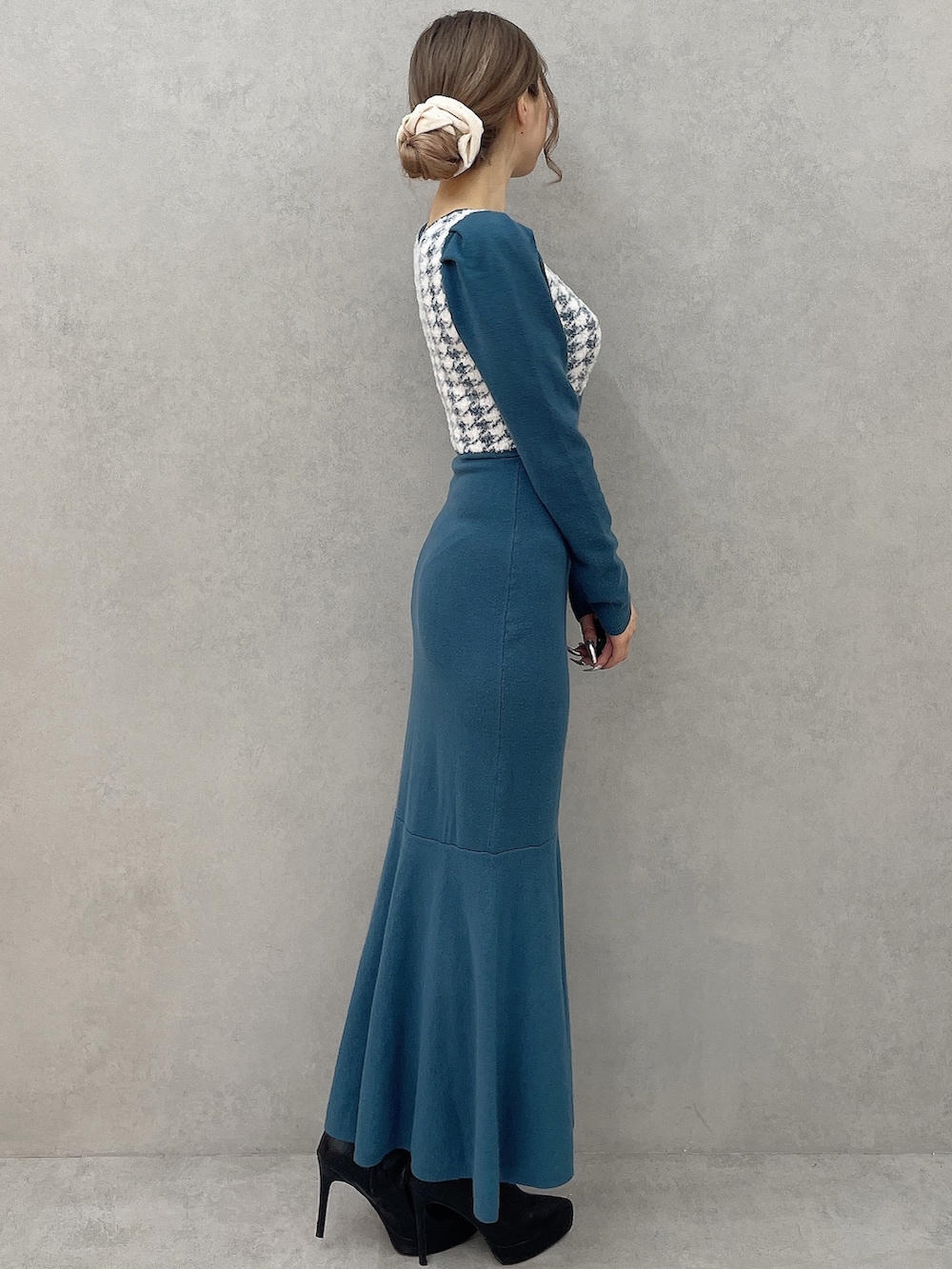 ブルー系のワンピース、ブラック系のブーツを着用したレディースの秋コーディネートの3枚目の写真