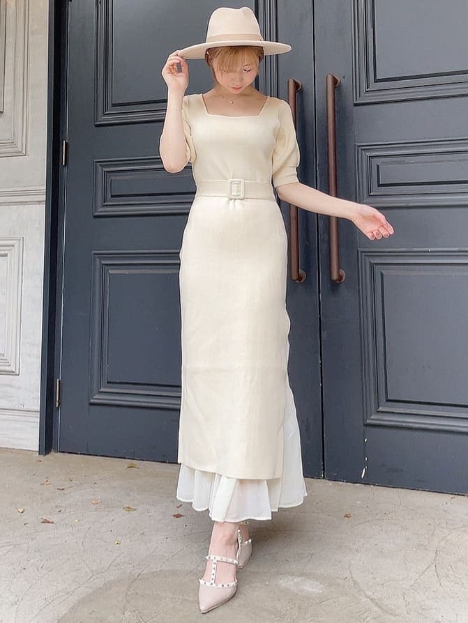 ホワイト系のワンピース、ベージュ系のパンプス、ホワイト系のハットを着用したレディースの春コーディネートの3枚目の写真