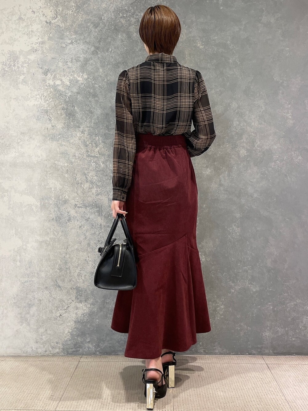 ブラック系のサンダル、その他のシャツ/ブラウス、レッド系のスカートを着用したレディースの秋コーディネートの4枚目の写真