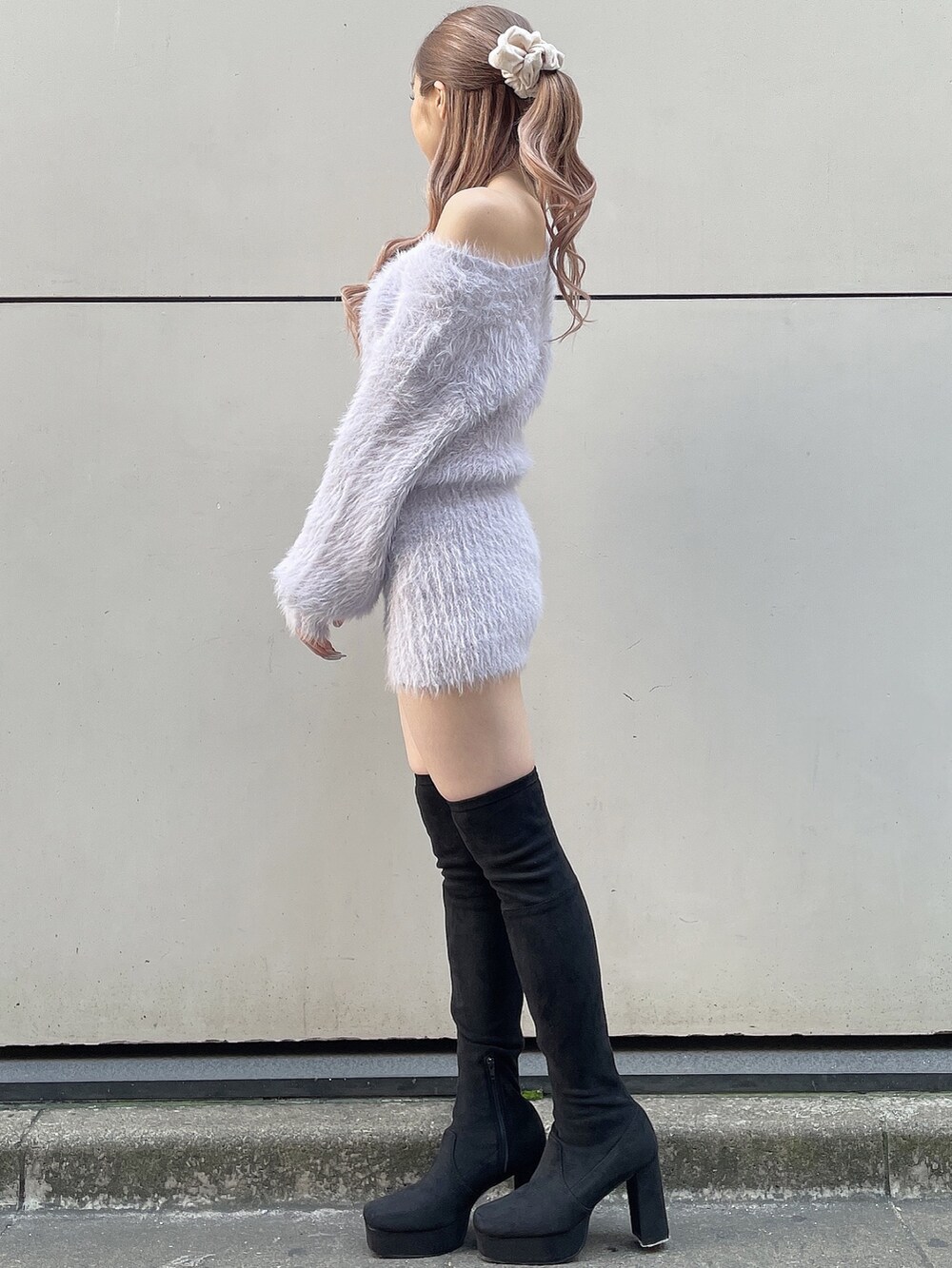 ブラック系のブーツ、パープル系のワンピース、ホワイト系のダウンジャケット/コートを着用したレディースの秋コーディネートの6枚目の写真