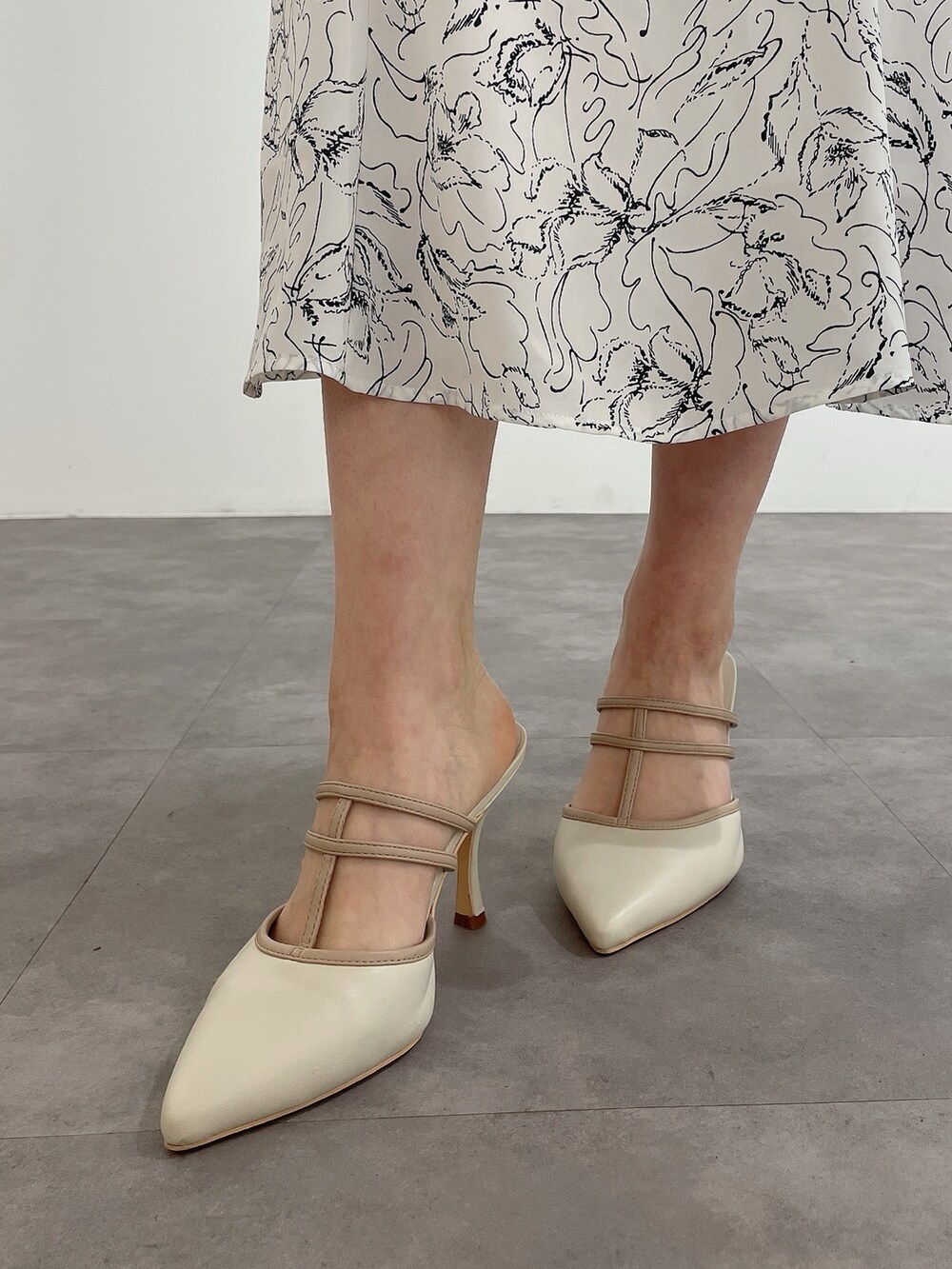 ホワイト系のワンピース、ホワイト系のハンドバッグ、ホワイト系のパンプスを着用したレディースの春コーディネートの9枚目の写真